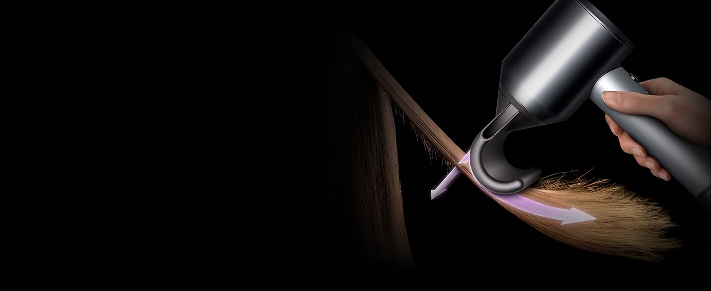 Un mannequin dissimule ses cheveux rebelles avec l’embout de finition lisse du Dyson Supersonic.