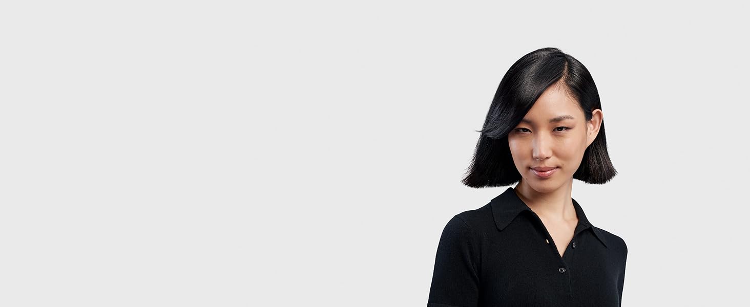 Un mannequin aux cheveux noirs mi-longs avec un carré court.