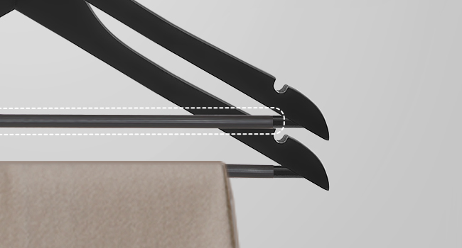 Gros plan de deux lames de couteau utilitaire noires aux pointes incurvées, positionnées sur une surface de couleur claire. Les lames semblent tranchantes et robustes.