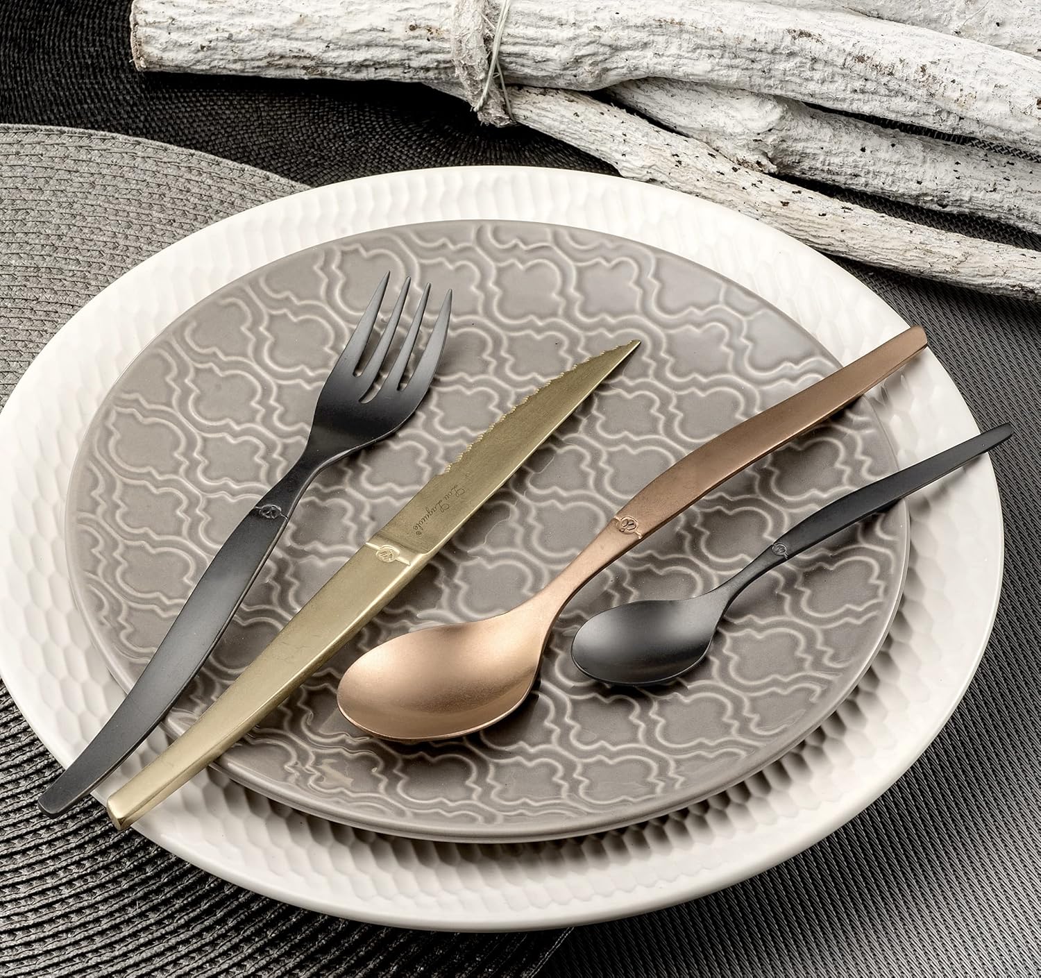 Lou Laguiole - Jet - 16 couverts, inox PVD mat noir, pour 4 pers