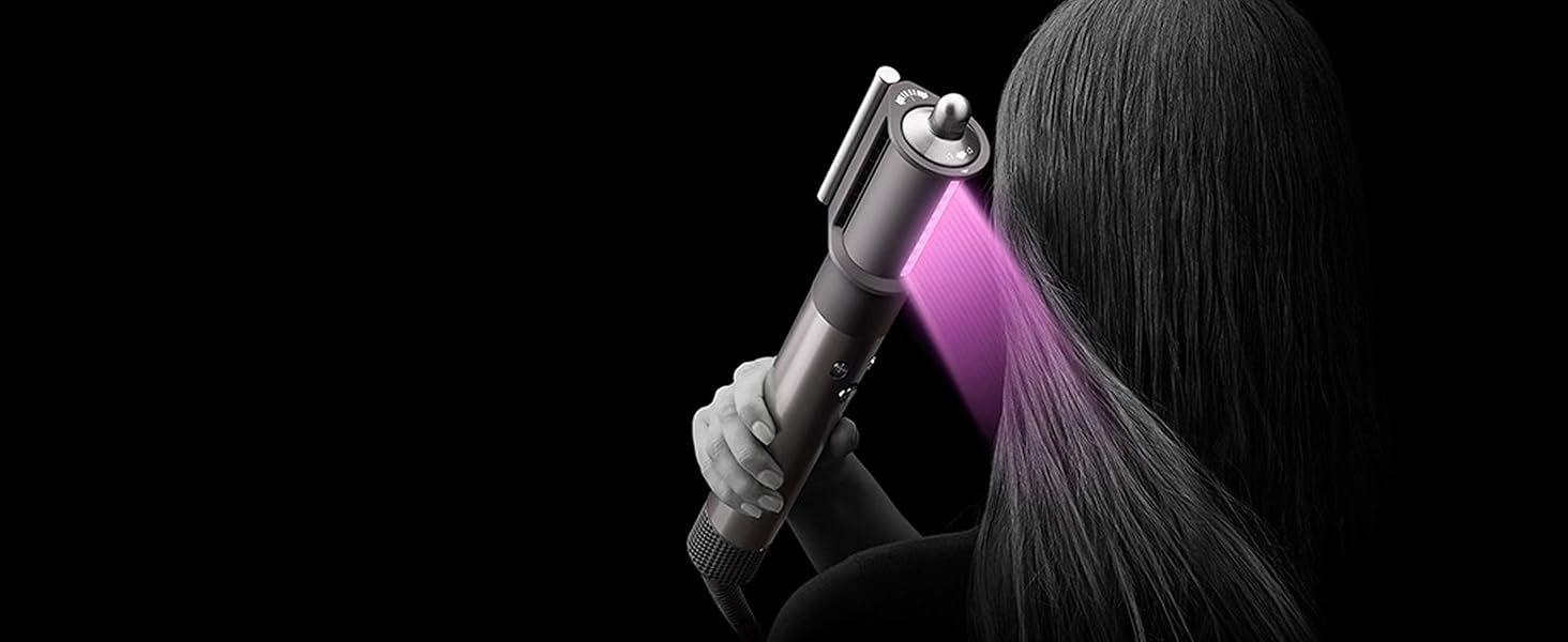 L’arrière de la tête d’une femme en train de se sécher les cheveux avec le Dyson Airwrap.
