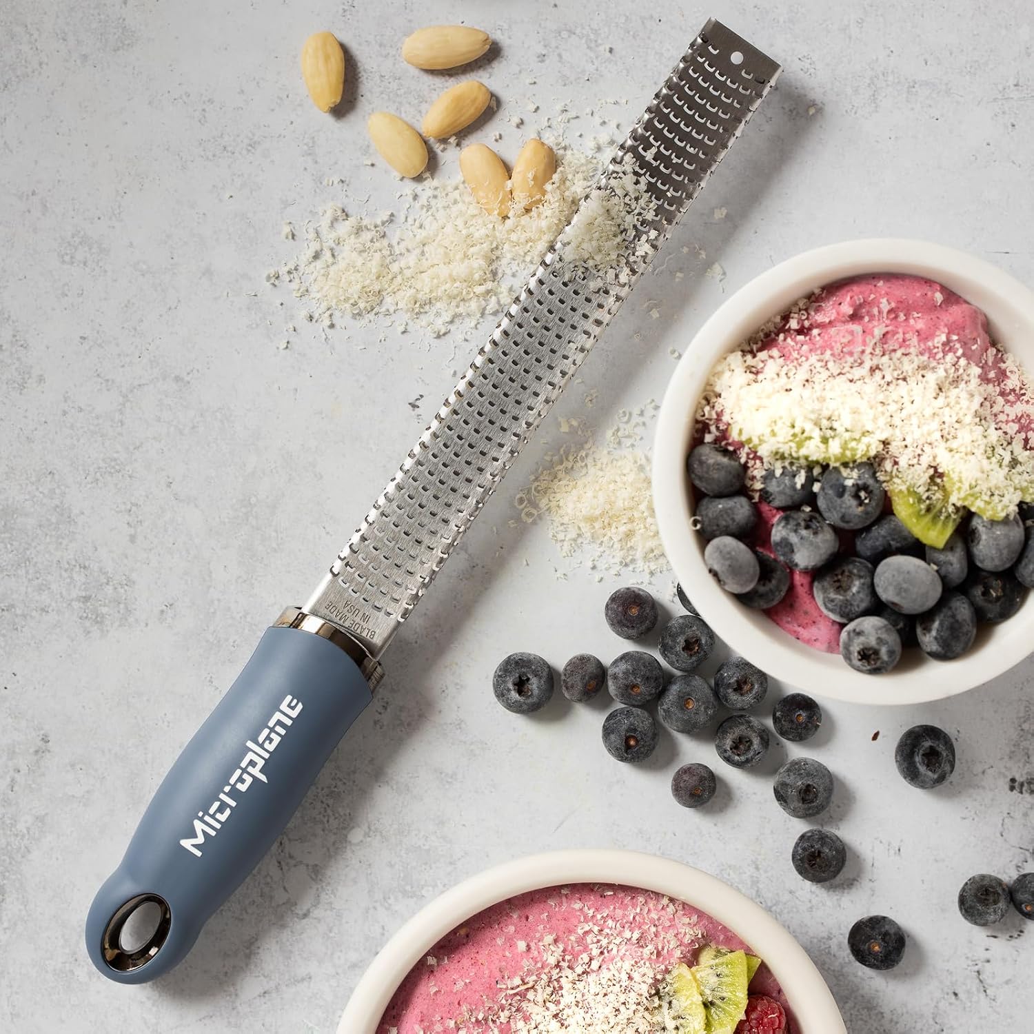Microplane - Râpe à zesteur série fine - bleu denim - lame fine, usage agrumes, parmesan, gingembre, chocolat, noix de m