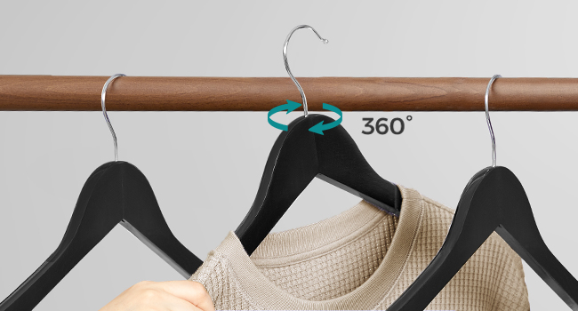 Trois cintres sur une tringle. Le support central est doté d'un crochet pivotant bleu étiqueté « 360° », permettant une rotation. Des cintres sont montrés tenant des vêtements de couleur claire